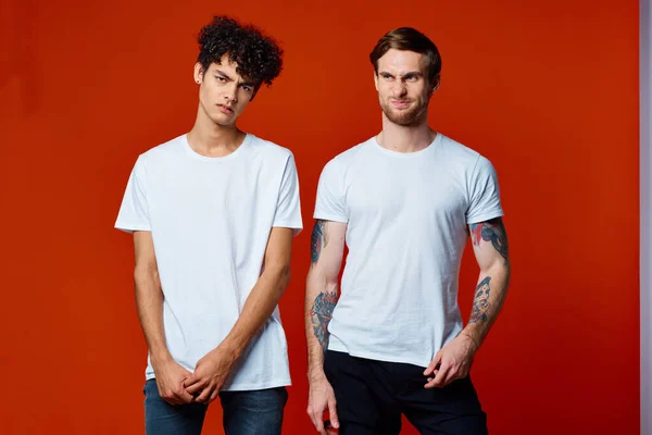 Divertente due amici in bianco t-shirt posa Studio — Foto Stock