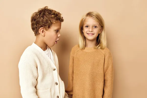 男孩和女孩快乐青春时尚服装童年时代米色背景 — 图库照片