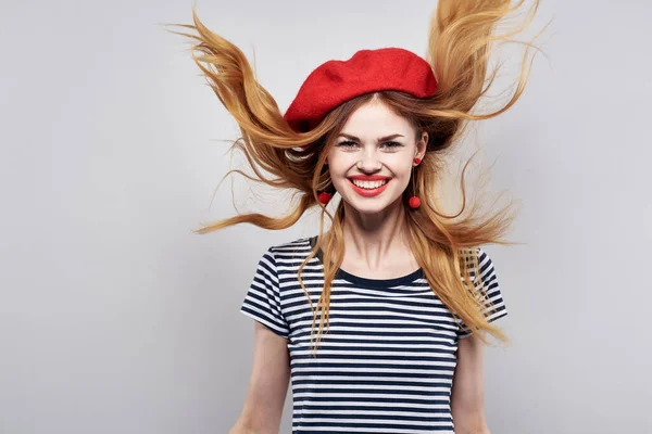 Belle femme portant un chapeau rouge maquillage France Europe mannequin posant studio — Photo