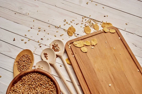 Itens de cozinha de madeira comida muesli fundo de madeira — Fotografia de Stock