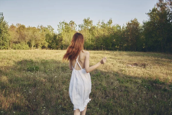 Mulher Caminhada no campo natureza Estilo de vida — Fotografia de Stock