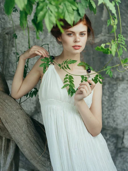 Frau in weißem Kleid posiert griechische Prinzessin Natur — Stockfoto