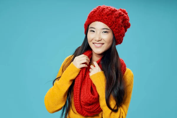 Gelukkig aziatische vrouw in geel trui met sjaal en hoed op haar hoofd — Stockfoto