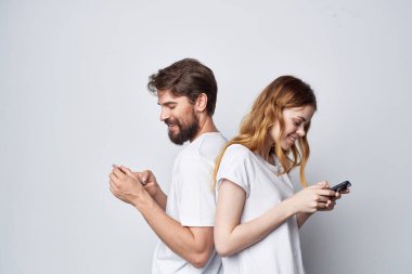 Elle iletişim stüdyo yaşam tarzına sahip genç bir çift.