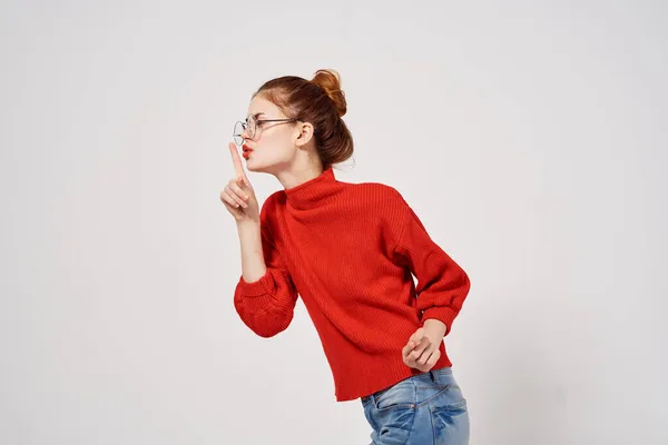 빨간 스웨터를 입고 라이프 스타일의 가벼운 배경을 가진 아름다운 여성 — 스톡 사진