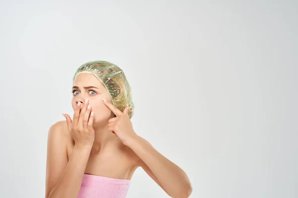 Vrouw blote schouders acne behandeling licht achtergrond — Stockfoto