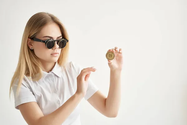 Финансист солнцезащитные очки Bitcoin криптовалюта в руках изолированный фон — стоковое фото