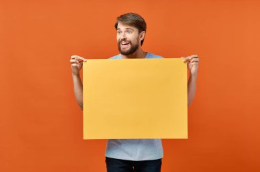 Sarı pankart tasarımı stüdyo yaşam tarzı taşıyan duygusal bir adam.