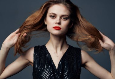 Siyah elbiseli neşeli bir kadın. Yaşam tarzı izole edilmiş.