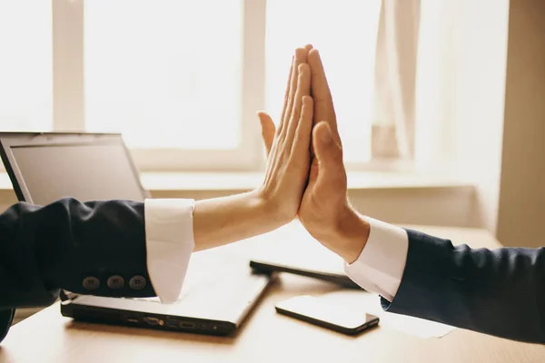 Apertar as mãos negócio de trabalho de escritório bem sucedido — Fotografia de Stock