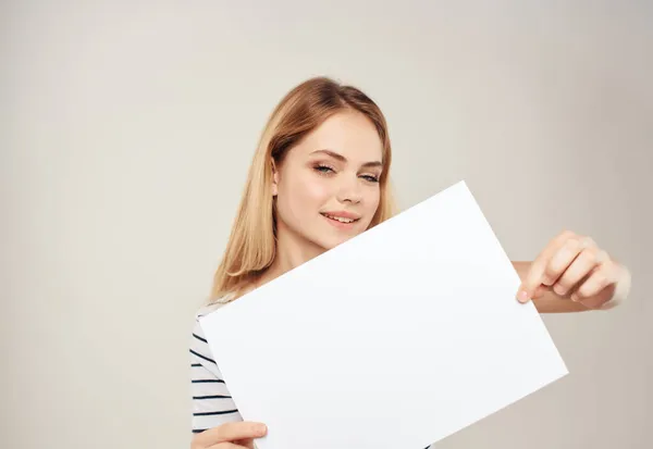 Mooie vrouw met een wit laken in de hand banner geïsoleerde achtergrond — Stockfoto