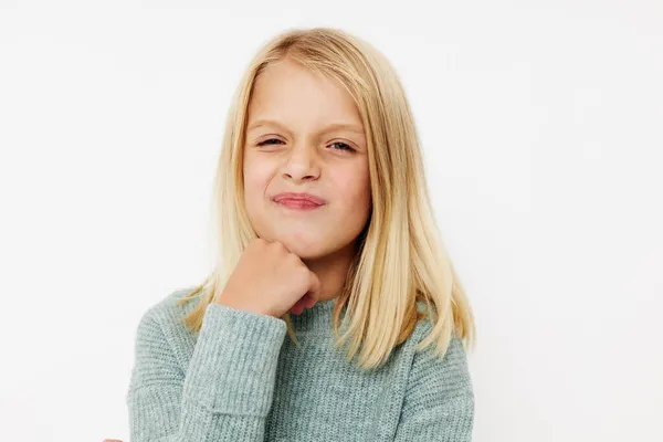 Porträt einer lächelnden kleinen Cutie mit blonden Haaren posiert Studio — Stockfoto