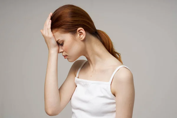 Vrouw hoofdpijn gezondheidsproblemen stress licht achtergrond — Stockfoto