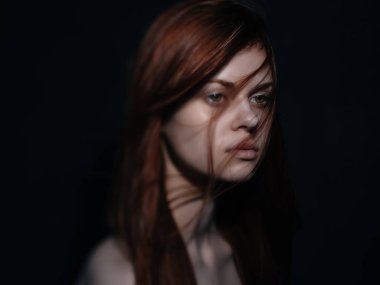 Çıplak omuzlu, çekici bir kadın zarif bir tarzı var.