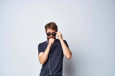 Siyah tişörtlü yakışıklı adam kulaklıklı müzik stüdyo yaşam tarzı