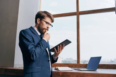 Pencere kenarında tablet ofisi olan girişimci