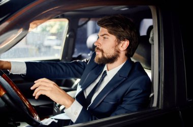 Duygusal bir adam lüks bir hayat tarzı olan bir araba yolculuğu yapıyor. Kendine güveni var.