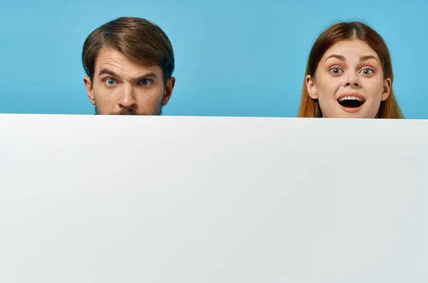 재미있는 남성 과 여성 광고 제공 흰색 배너 복사 우주 스튜디오 — 스톡 사진