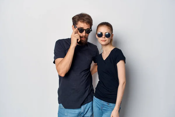 Модний чоловік і жінка дружба спілкування романтика в сонцезахисних окулярах світлий фон — стокове фото