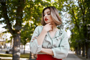 Kırmızı etekli güzel bir kadın. Eğlenceli bir yürüyüş. Temiz hava.