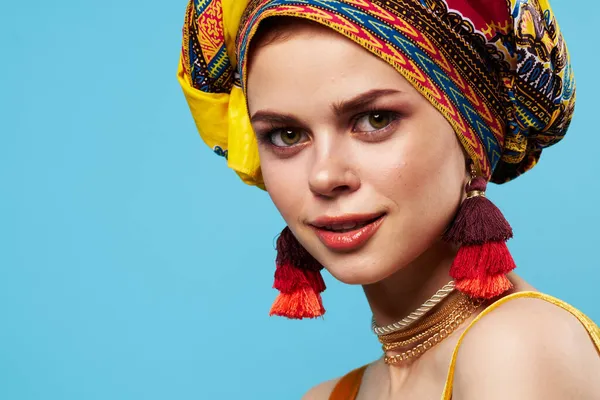 Όμορφη γυναίκα σε πολύχρωμο τουρμπάνι ελκυστική εμφάνιση Κοσμήματα χαμόγελο Studio Μοντέλο — Φωτογραφία Αρχείου