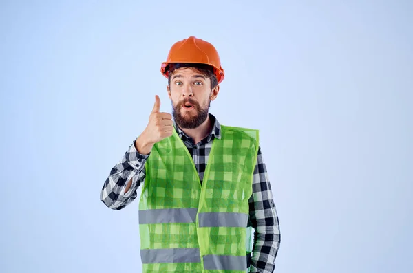 작업하는 사람 녹색 조끼 주황색 헬멧 워크플로 손 동작외진 배경 — 스톡 사진
