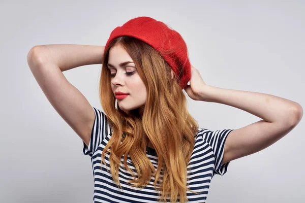 Χαρούμενη γυναίκα που φοράει κόκκινο καπέλο μακιγιάζ Γαλλία Ευρώπη μόδα που θέτει απομονωμένο φόντο — Φωτογραφία Αρχείου