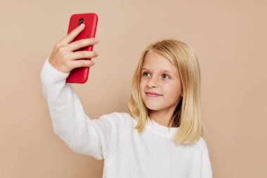 Pozitif küçük kız şık bebek kıyafetleri çocuk yaşam tarzı konsepti