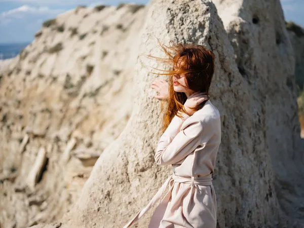 Mooie vrouw poseren op het zand lifestyle mode — Stockfoto