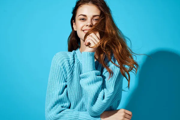 Mulher bonita em um suéter azul Estúdio diversão — Fotografia de Stock