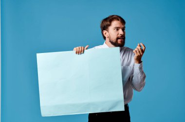 Neşeli adam mavi afiş fotokopi alanı reklam sunumu mavi arkaplan