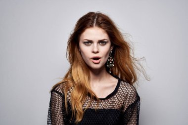 Güzel bir kadın. Moda dekorasyonu. Lüks model hafif arka planda.