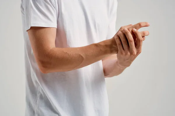 Чоловік тримає травму руки проблема зі здоров'ям — стокове фото