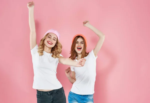 Duas namoradas em t-shirts brancas emoções diversão moda glamour — Fotografia de Stock