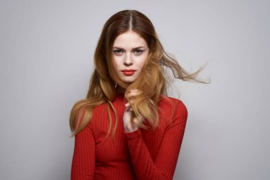 Güzel kadın, çekici saç stili makyaj stüdyosu.