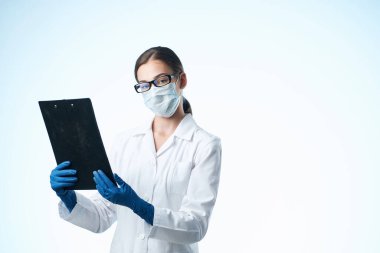 Kadın doktor analizi biyoteknoloji araştırma tıp stüdyosu