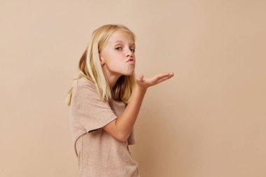 Güzel küçük kız Tekstil bebek kıyafetleri izole bir arka plan.