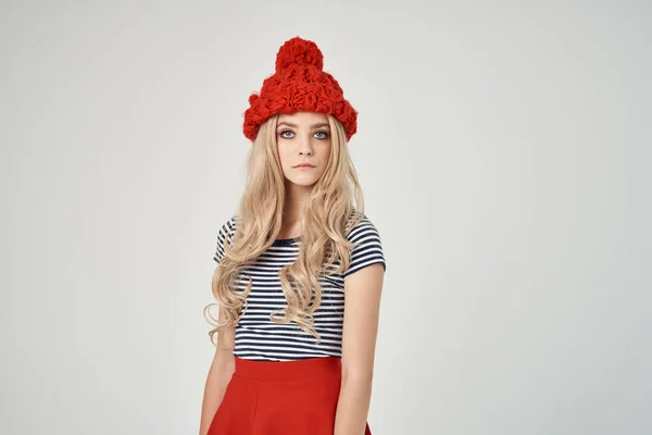 빨간 모자의 밝은 배경 옷을 입은 아름다운 여인 — 스톡 사진