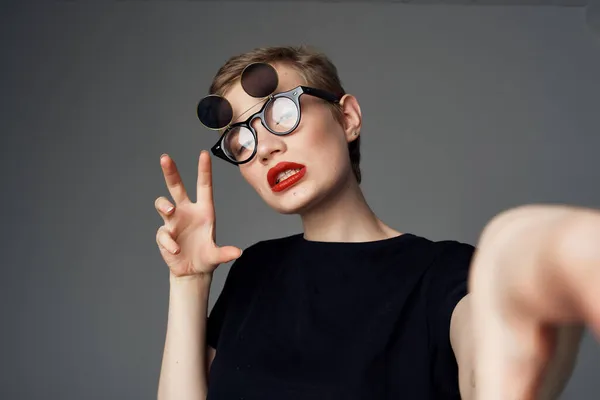Krásná žena s dvojitými brýlemi módní tmavé pozadí — Stock fotografie