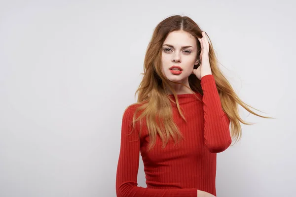 Hermosa mujer en vestido rojo posando mano de lujo gesto luz fondo —  Fotos de Stock