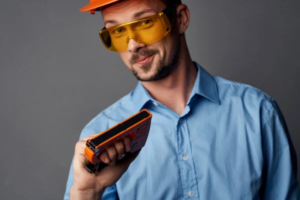 Man i byggbranschen enhetligt professionellt arbete — Stockfoto