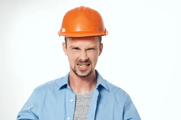 Mann in Bauuniform entwirft Baupläne Bauunternehmer isolierten Hintergrund — Stockfoto