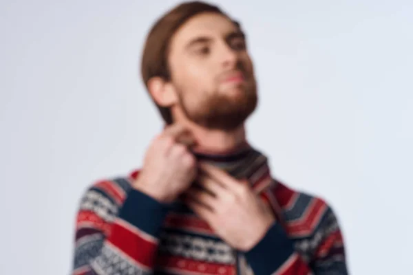Kranker Mann im Schal klammert sich an den Hals Infektionsvirus heller Hintergrund — Stockfoto