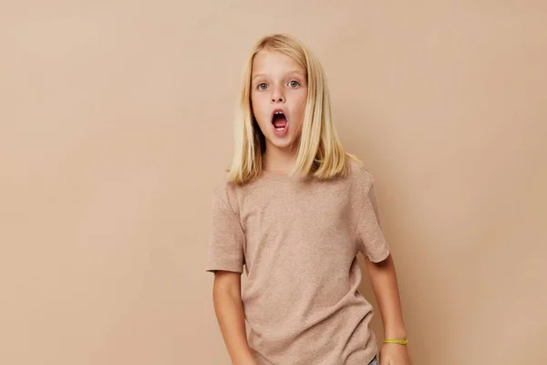 Positives kleines Mädchen Mode Textil Babykleidung Vorlage posiert Studio — Stockfoto