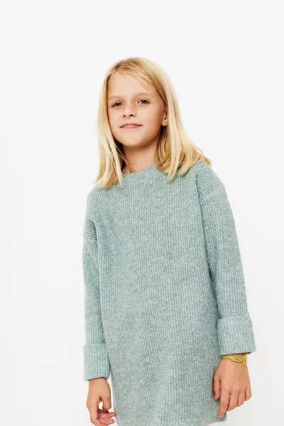 Positiv liten flicka fashionabla baby kläder barn livsstil koncept — Stockfoto