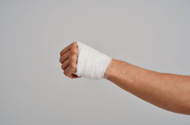 Sargılı kol sağlığı sorunları. Ağrı.