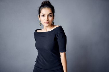 Siyah elbiseli güzel bir kadın lüks moda koyu bir geçmişi var.
