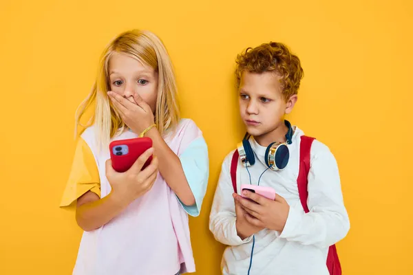 Carino bambini telefono selfie smorfia divertente concerto di dipendenza dei bambini e gadget — Foto Stock
