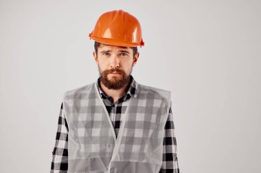 Belge ve çizimlere sahip erkek inşaatçı planlar hafif arkaplan