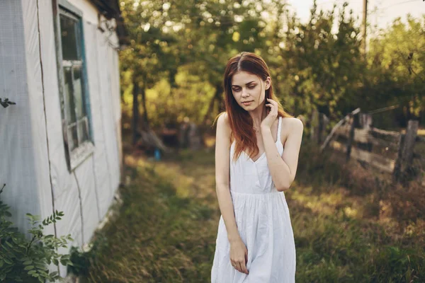 Mulher em vestido branco ao ar livre diversão natureza Estilo de vida — Fotografia de Stock